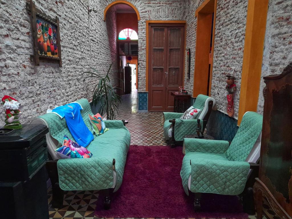 蒙得维的亚El Patio de la Morocha的客厅配有两把椅子和一张沙发