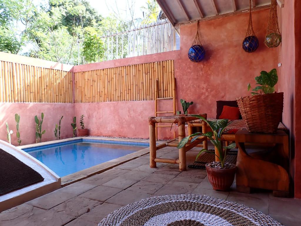 吉利美诺Villa Sea La Vie Private pool的一个带游泳池和桌子的庭院