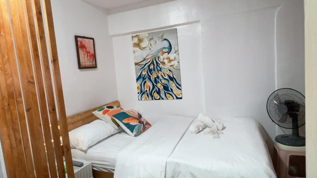 马尼拉Min Hao&Xin Transient的一间设有两张床的客房,墙上挂着一幅画