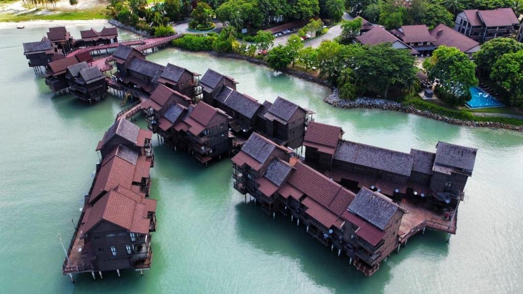 珍南海滩Lagoon Residence @ Langkawi的水中一组房屋的空中景观