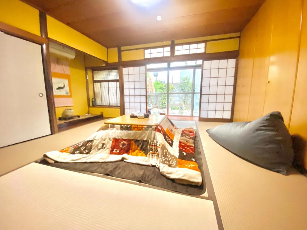 大阪【天王寺駅まで電車4分】庭園付き一軒家ー杏的一间房间,床上有食物