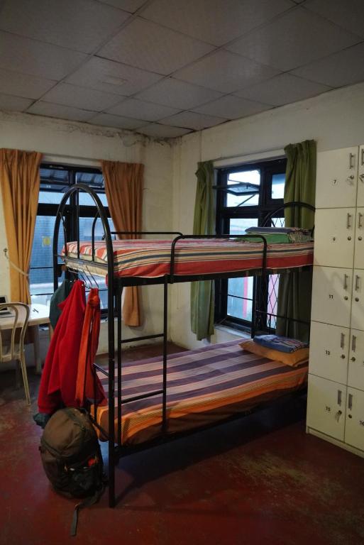 康提City View Hostel的一间卧室配有两张双层床。