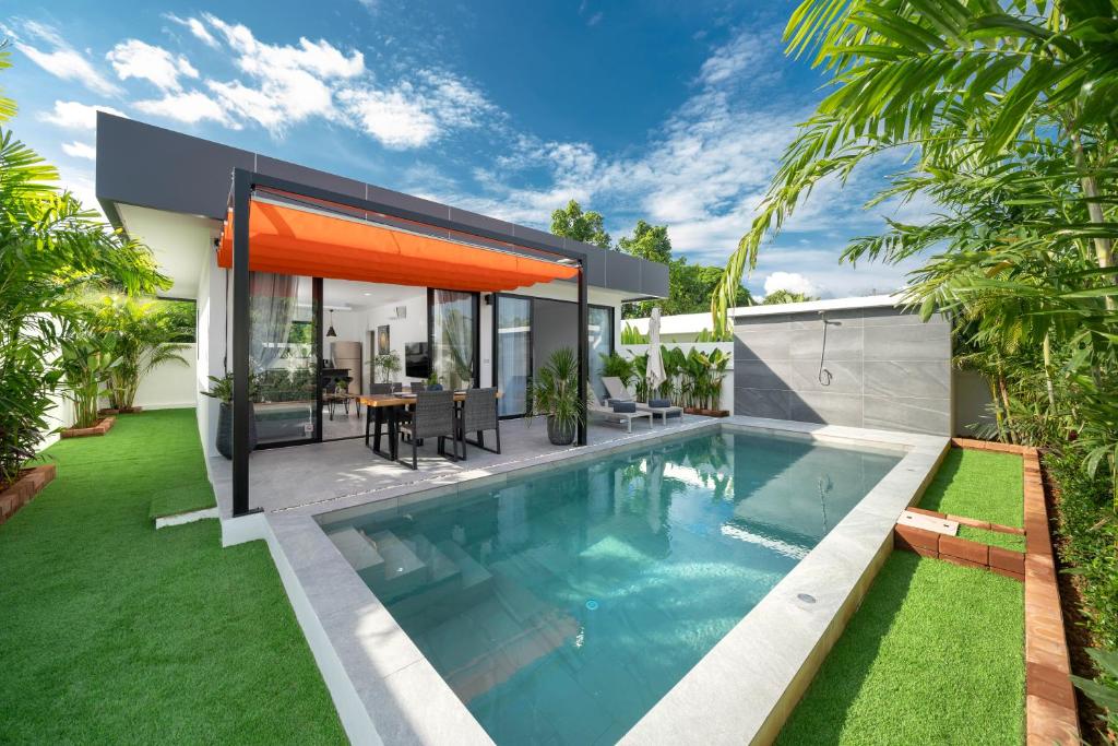 拉威海滩Mango Hill Residence的一座房子后院的游泳池