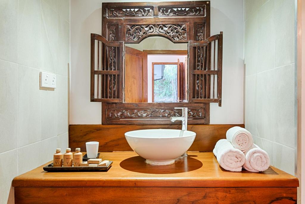 Ulapane威尔别墅的一间带碗水槽和镜子的浴室