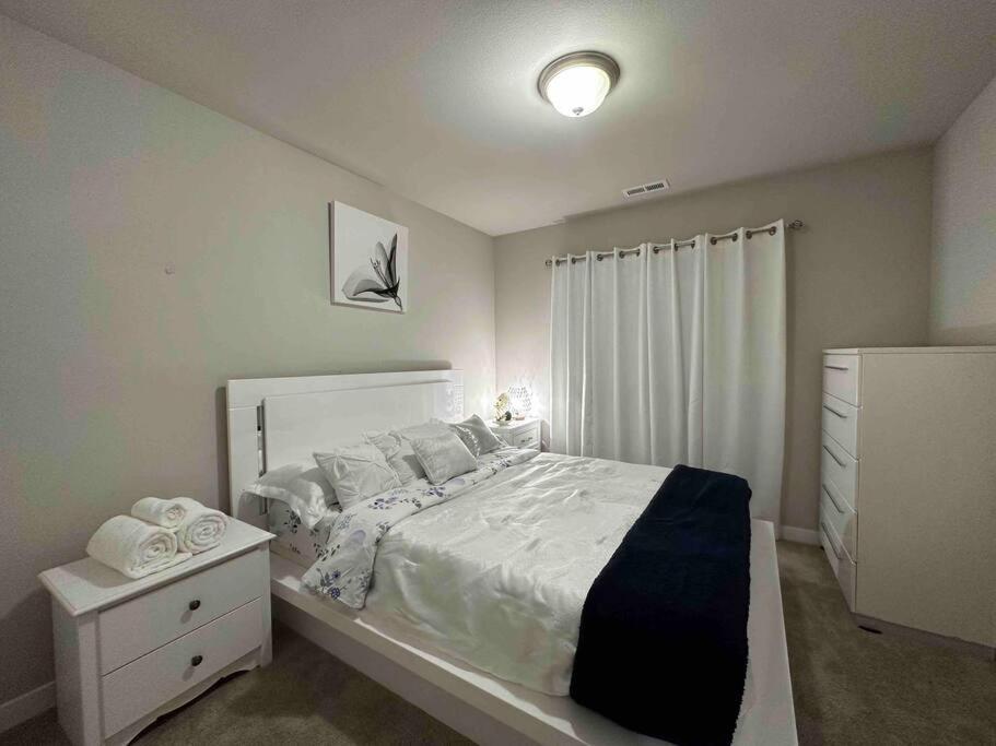 马里斯维尔MV5 - Crystal Villa Main floor w BR的卧室配有白色的床和白色梳妆台