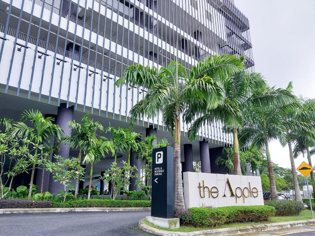 马六甲The Apple Suites Melaka by BlueBanana的带有读 ⁇ 的标志的建筑