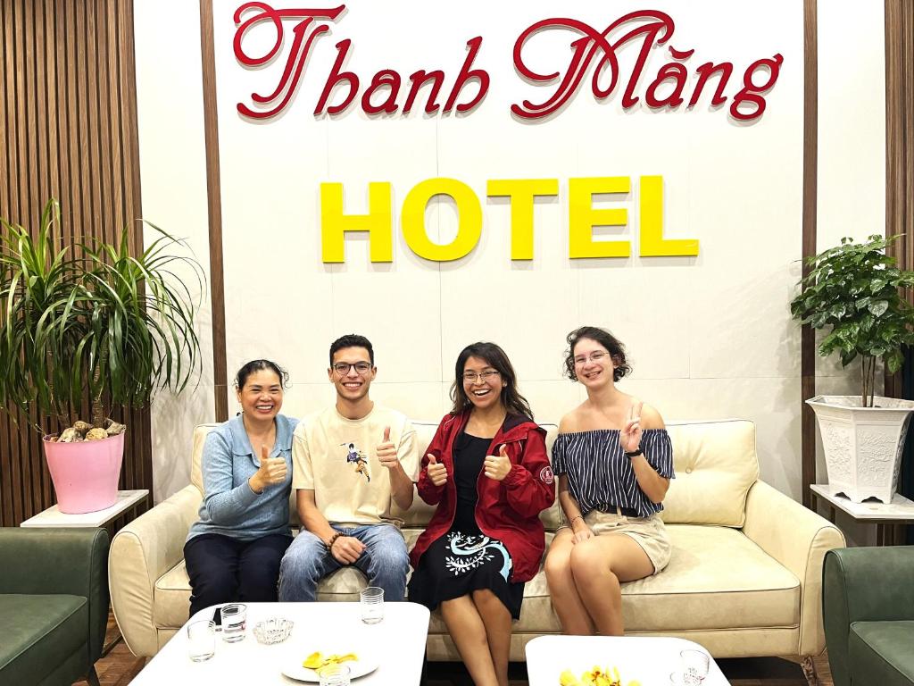 广宁Thanh Măng Hotel的一群人坐在酒店沙发上