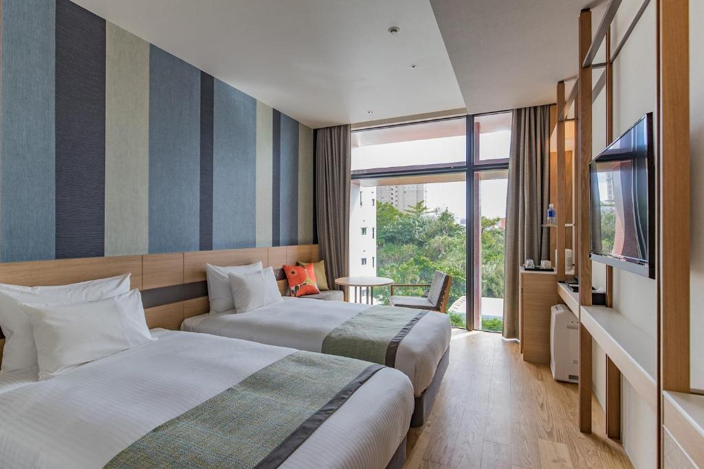 那霸那霸花开JR九州酒店的酒店客房设有两张床和电视。