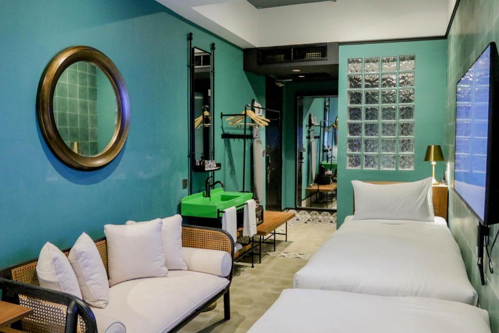 瓜拉丁加奴The Payang Hotel的带两张床和镜子的客房