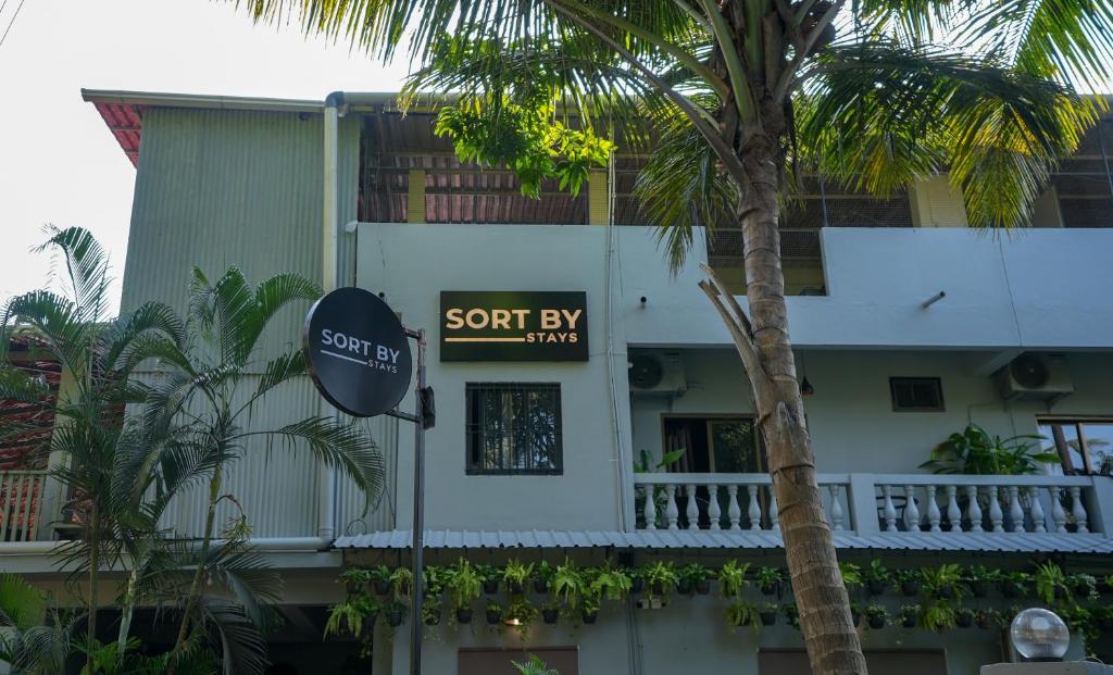 瓦加托Sortby Stays, Vagator的棕榈树酒店前的标志
