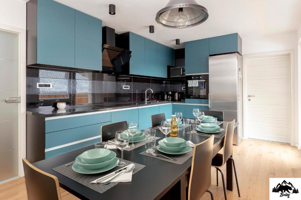 佐尔尼耶戈迪Brlog的一间设有蓝色橱柜和桌椅的用餐室