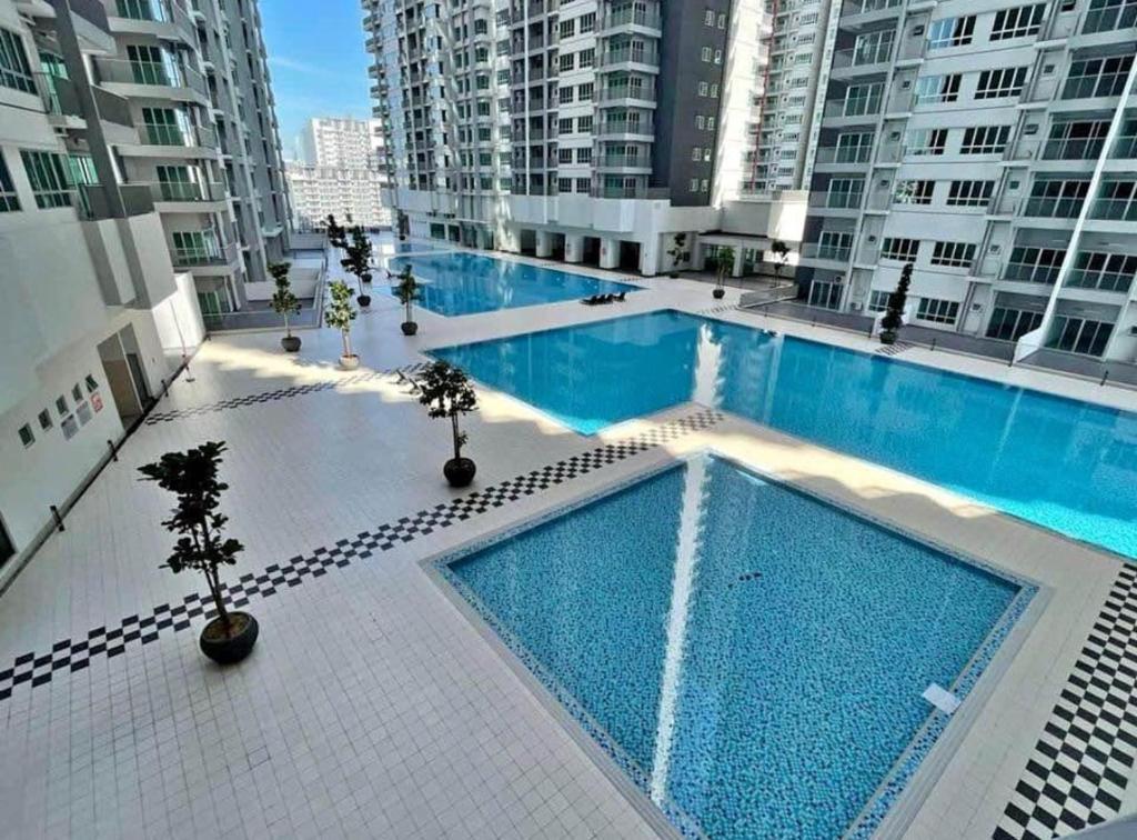 吉隆坡RC Firdaus Homestay Kuala Lumpur的大楼游泳池的顶部景色