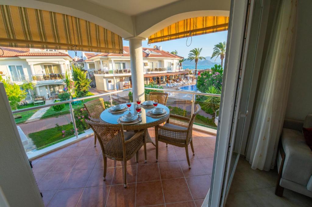 费特希耶阿瓜日落海滩出租度假酒店的海景阳台上的桌椅