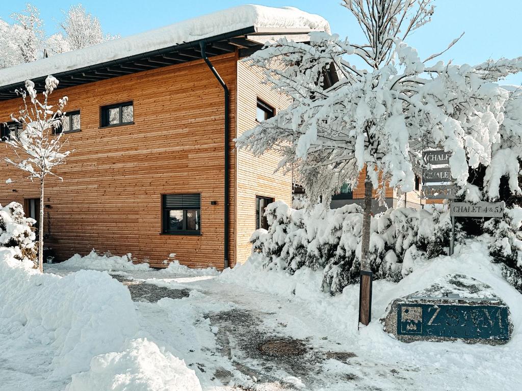 加尔米施-帕滕基兴ZSAM Chalets mit Sauna und Hottub的被雪覆盖的建筑,有街道标志