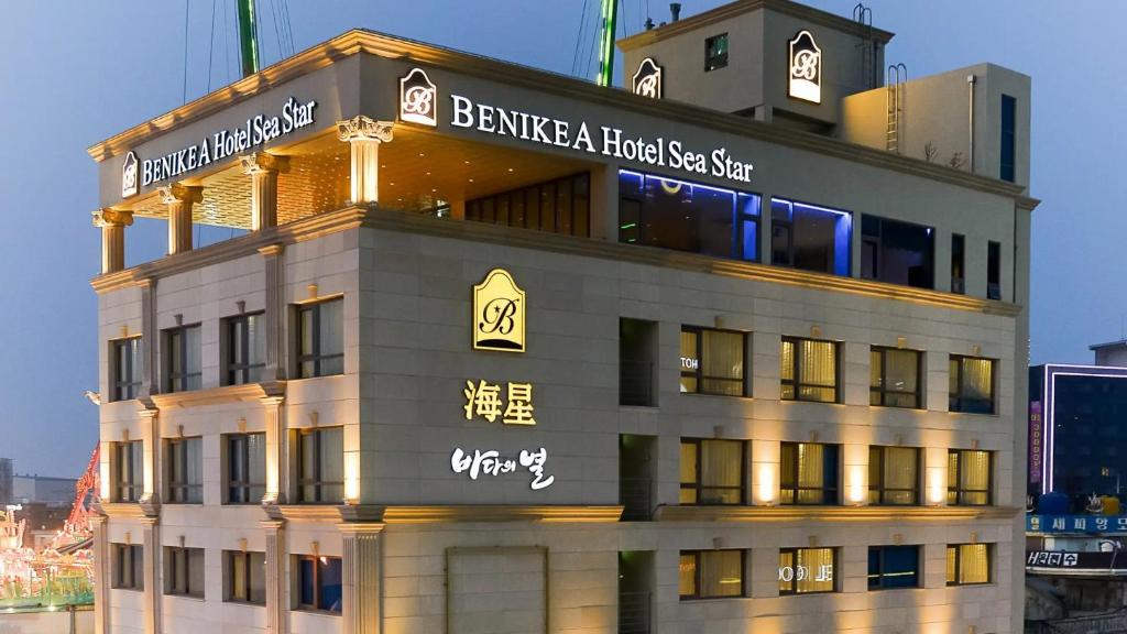 仁川市Hotel The Sea Star的akritkritkritkritkritkritkrit酒店是一家位于大楼内被评估的酒店