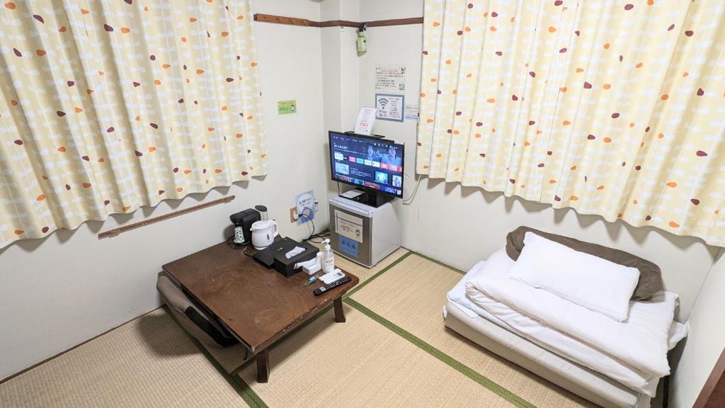 湖西市OYO Ryokan Hamanako no Yado Kosai - Vacation STAY 38804v的带沙发和电视的客厅