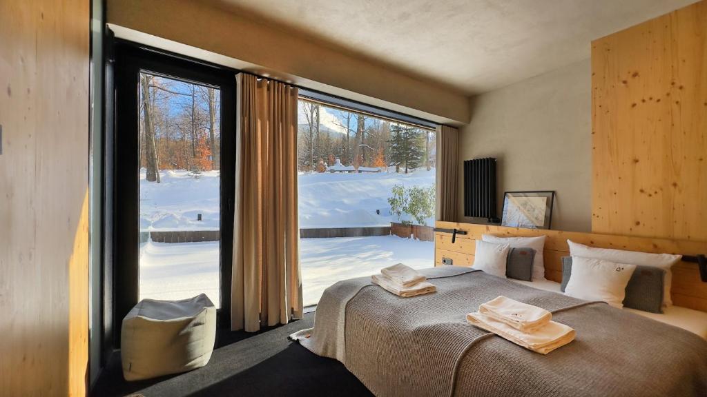 卡尔帕奇Wilcza For Rest的一间卧室设有一张床和一个大窗户
