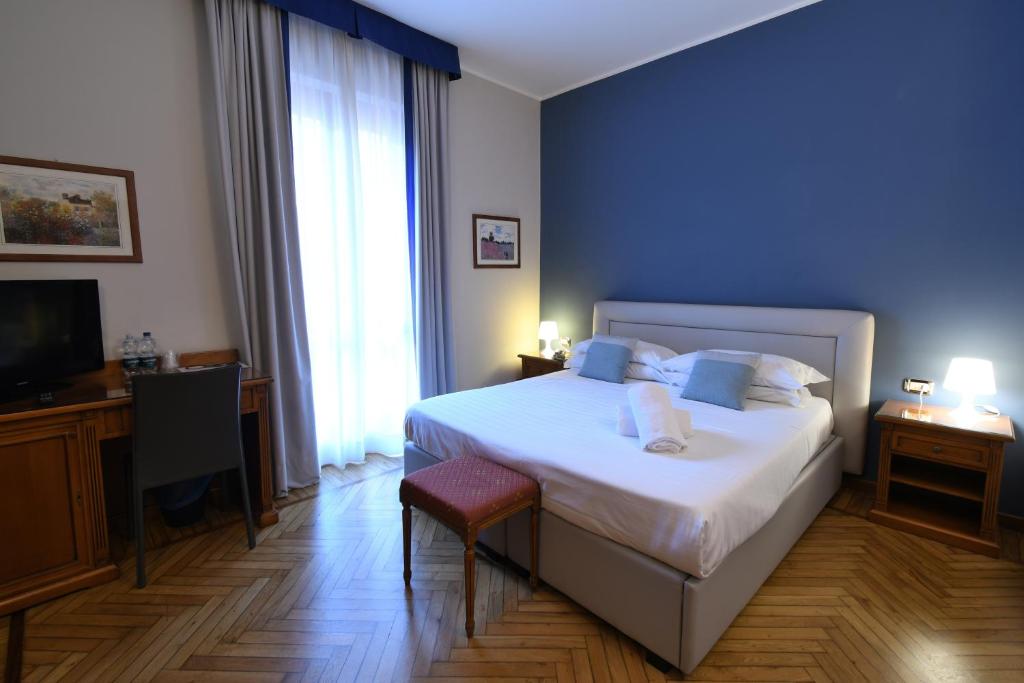 拉帕洛卡布酒店的一间卧室配有一张大床和电视