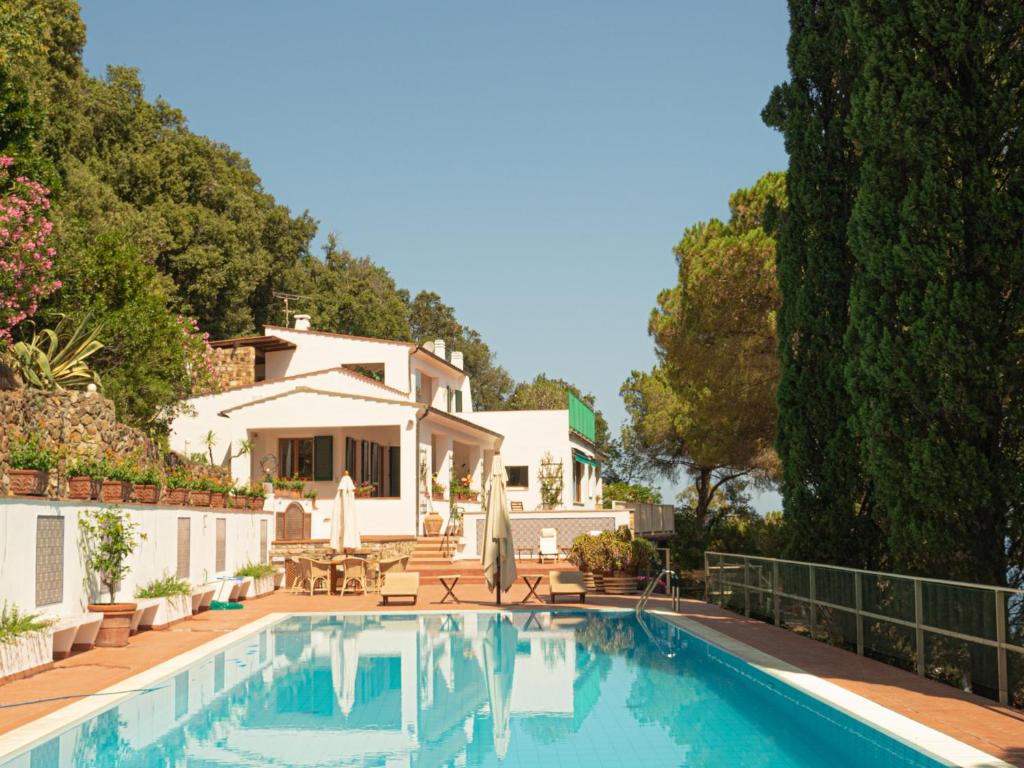 马西亚娜马里纳Villa LO SCHIOPPO vista mare的一座带游泳池和房子的别墅