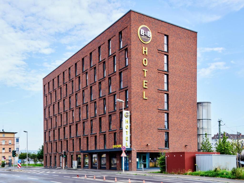 美因茨美因茨酒店-Hbf的砖砌的建筑,旁边标有标志