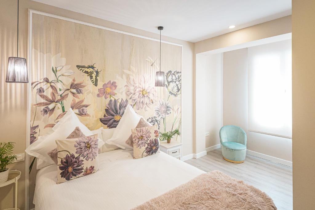 萨拉戈萨Hostal Plaza Boutique - Solo adultos的一间卧室配有一张带花卉壁纸的床