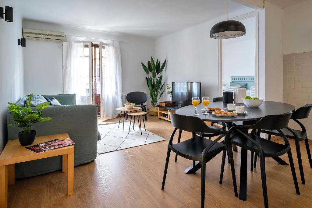 巴塞罗那人居艺术公寓的客厅配有桌椅和沙发