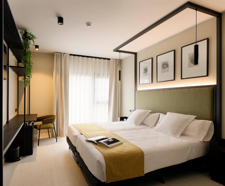 奥维多Nuvō Hotel Boutique的酒店客房设有一张大床和一张书桌。