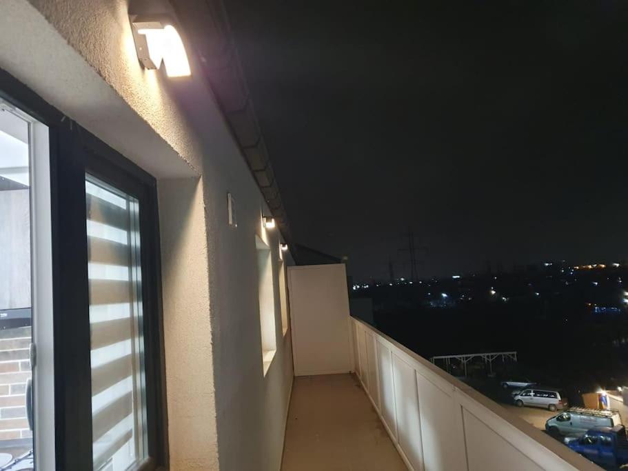 PreajbaSkyView Lofts-Enjoy the view的阳台,晚上可欣赏到城市景观