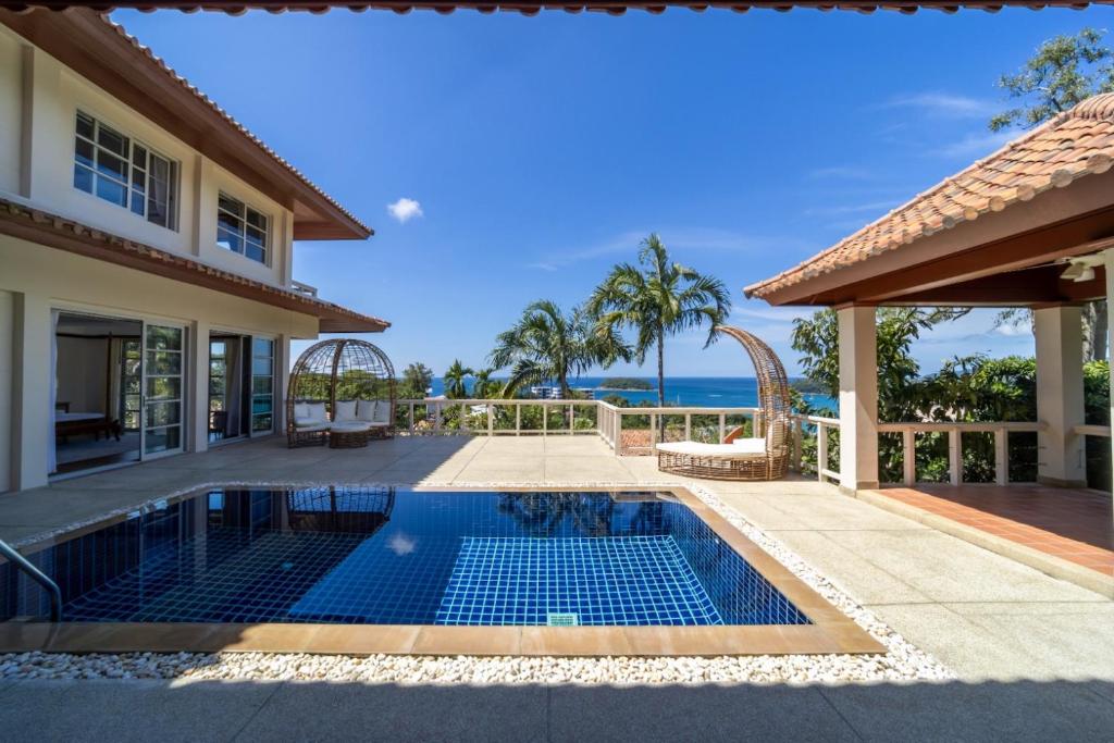 卡塔海滩Scenic Seaview Villa Sea Dream for 9, Tennis Court, 5min walk to Kata Noi Beach的一座带游泳池和大海的别墅