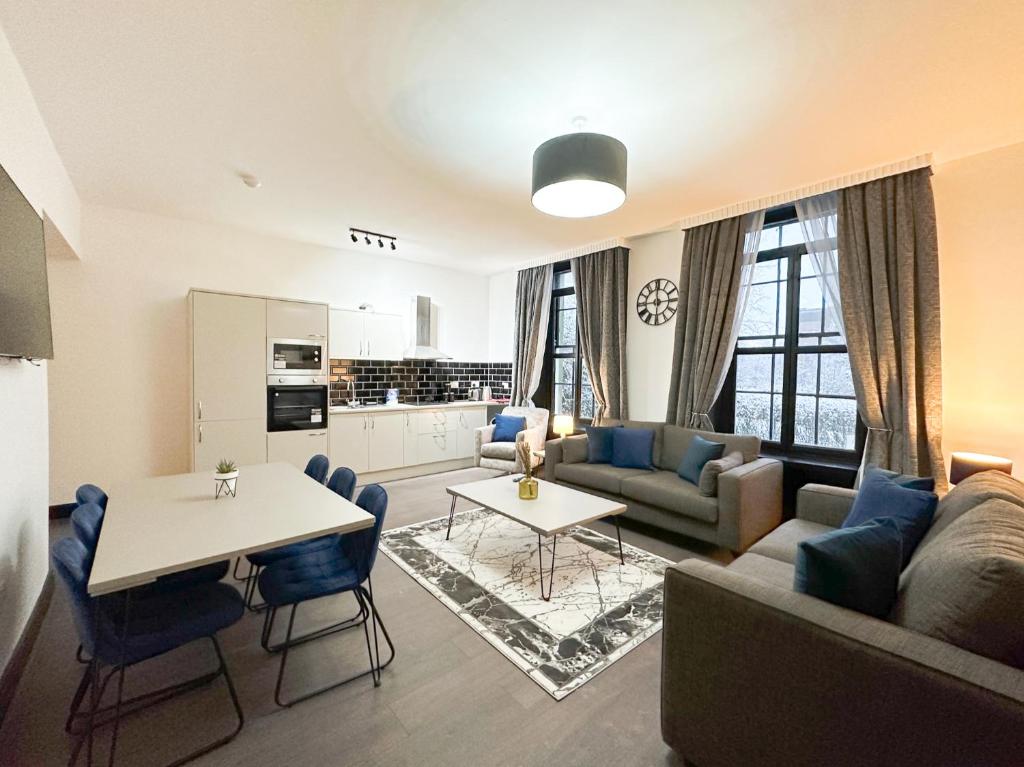 泰恩河畔纽卡斯尔Mulberry Aparthotel Newcastle Gateshead的客厅配有沙发和桌子
