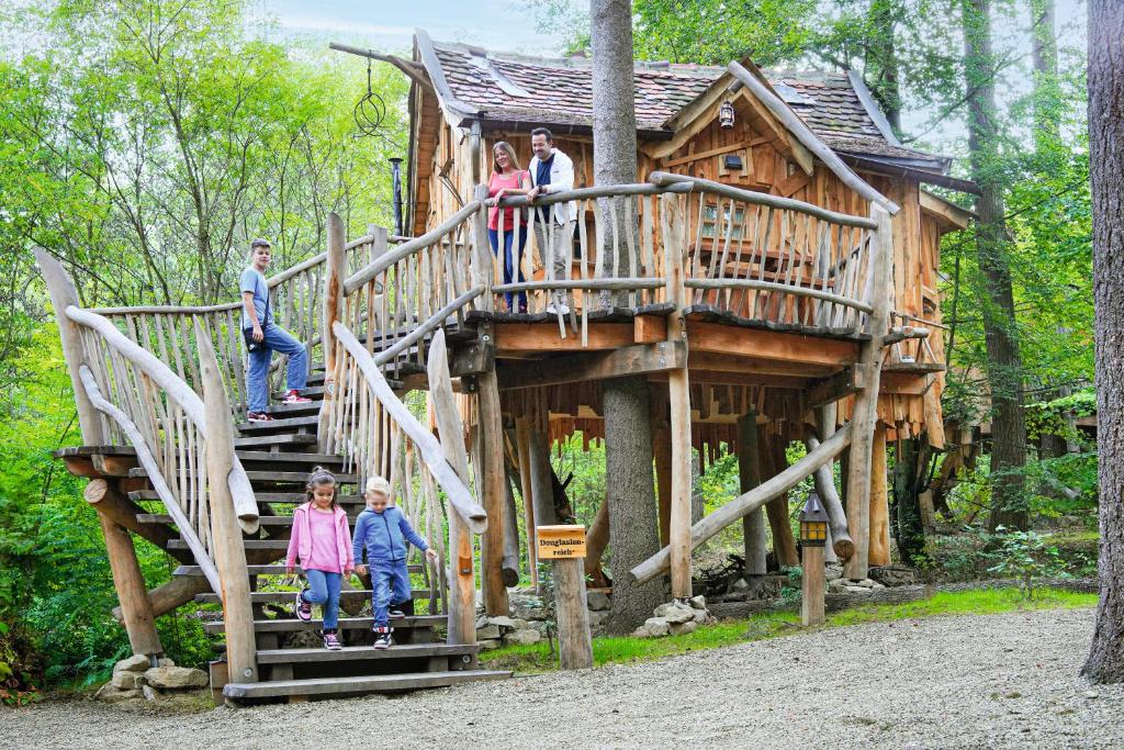 克莱布龙Natur-Resort Tripsdrill的一群站在木剧场上的人