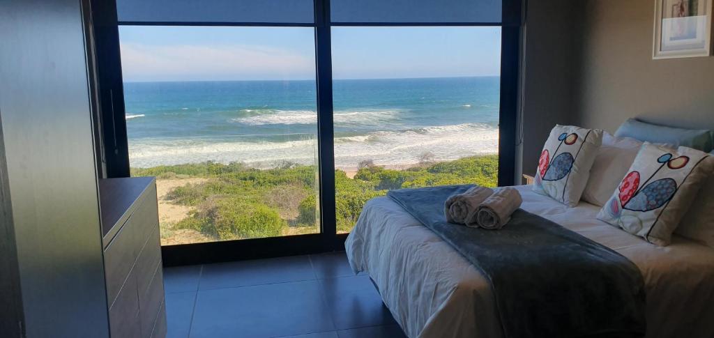 格伦塔纳Marien Beach House的一间卧室设有一张床,享有海景