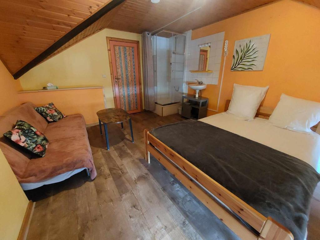 拉罗什-阿登Le Vieux La Roche的一间卧室配有一张大床和一张沙发