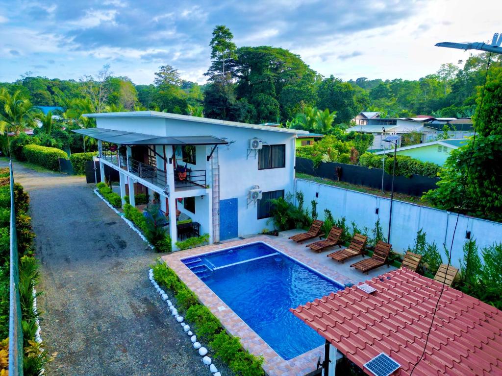 别霍港Villas Mapache del Caribe的享有带游泳池的房屋的空中景致
