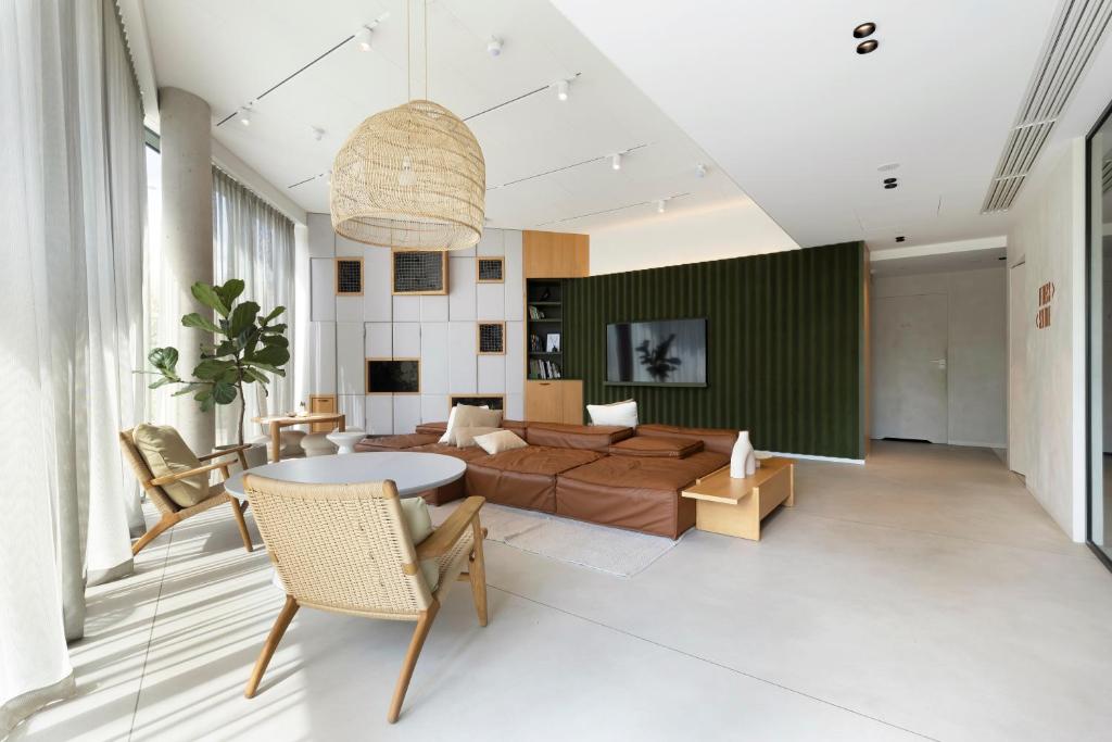 格但斯克Elite Apartments Brzeźno Premium的客厅配有沙发和桌子