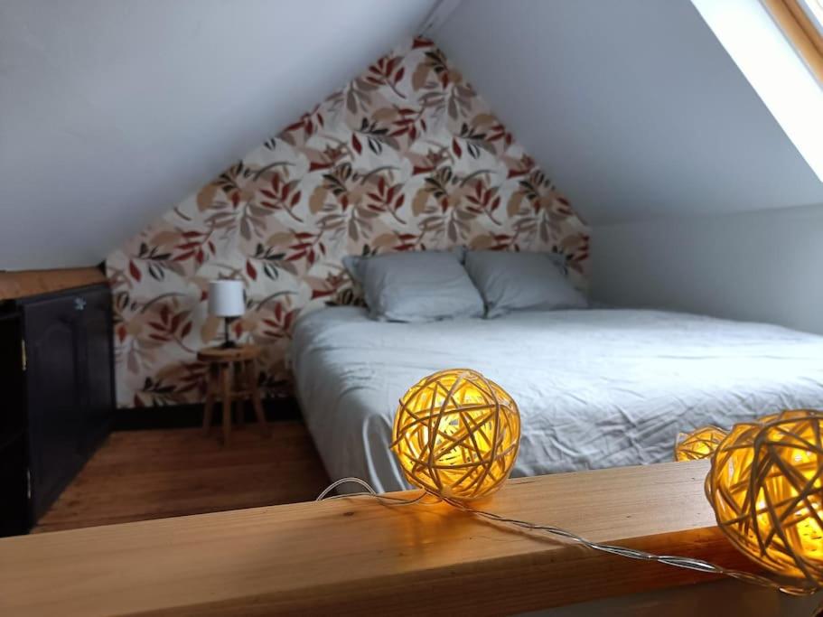 瑟堡Maison de ville quartier Pasteur的一间卧室配有一张床和一张木桌