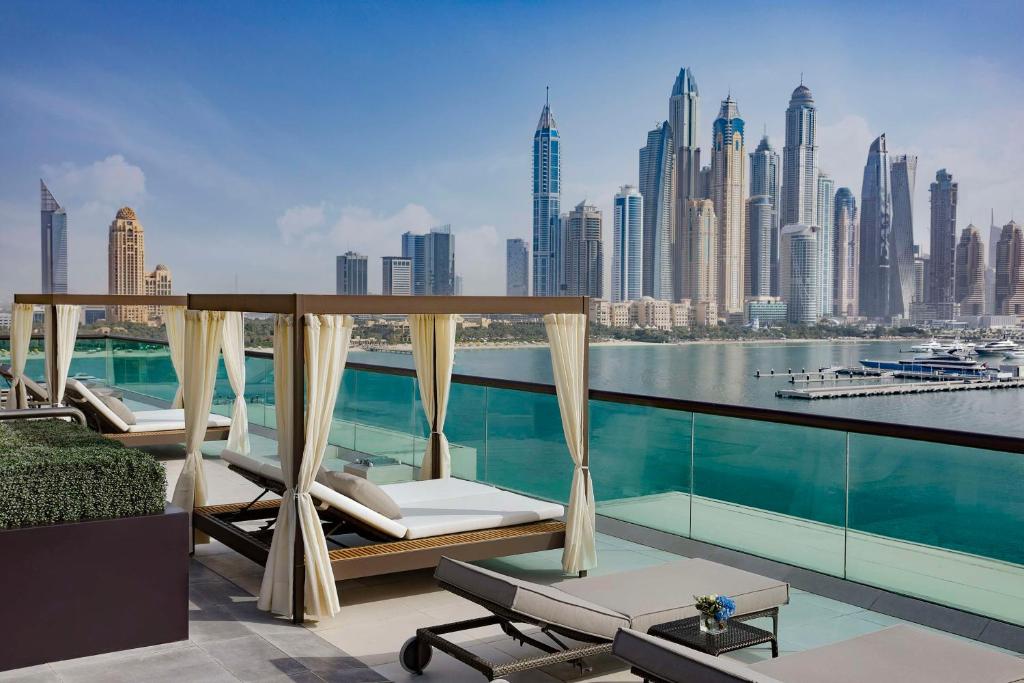 迪拜Hilton Dubai Palm Jumeirah的市景阳台