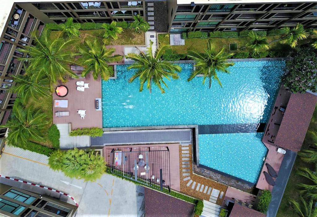 Ban Ao MakhamPixel Condo - Panwa Beach的大楼游泳池的顶部景色