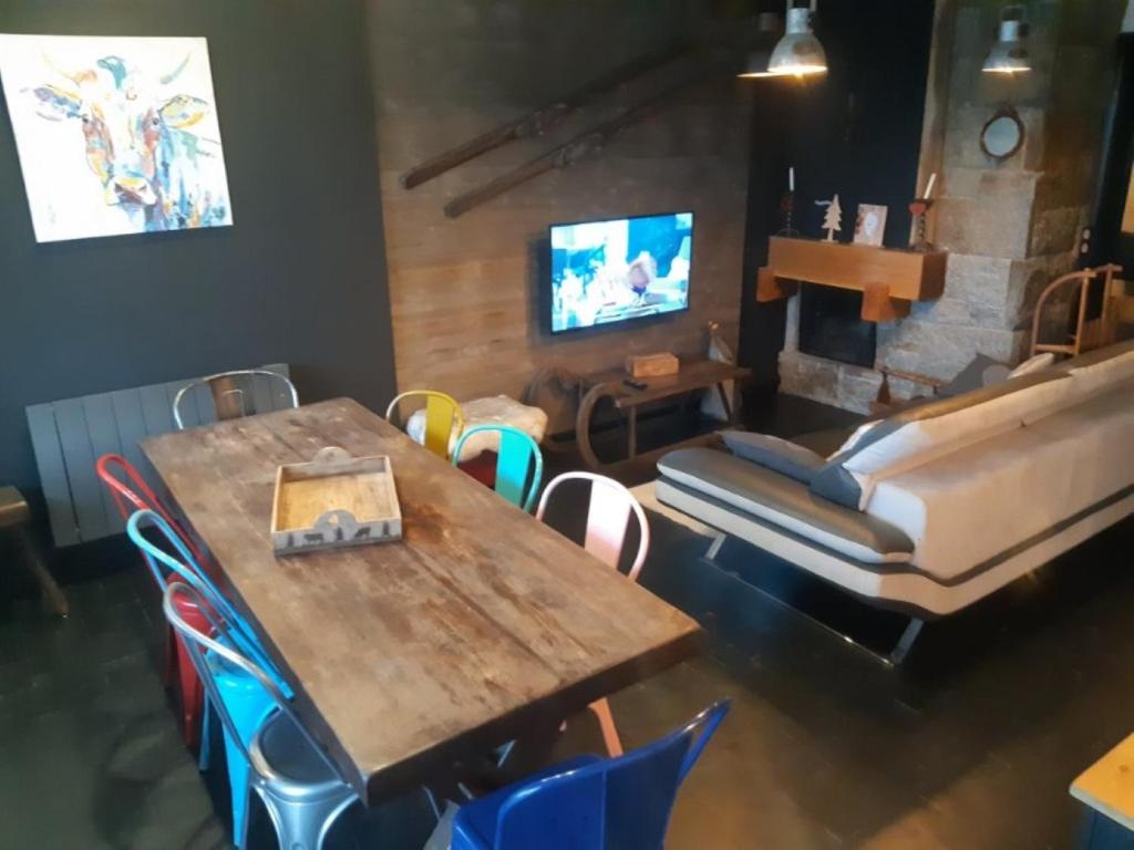 圣拉里苏朗Le petit coin de Montagne的一间带木桌和椅子的用餐室