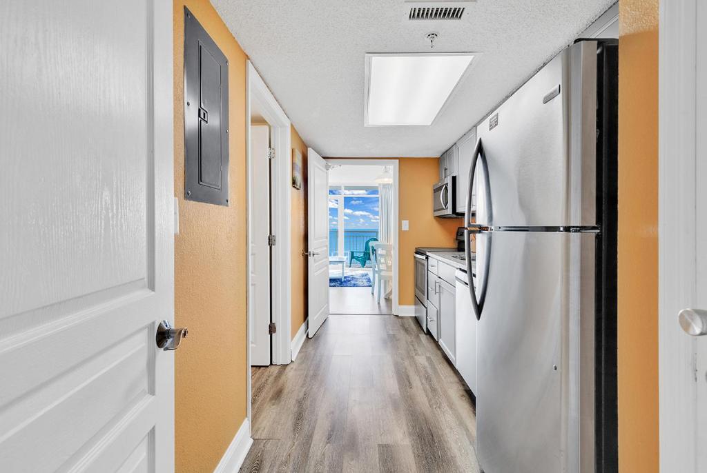 默特尔比奇Bay Watch Resort 1203 - Perfect Oceanside Getaway的走廊上设有厨房和冰箱