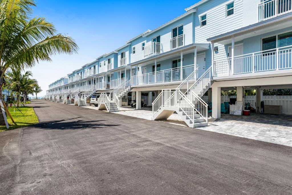 马拉松Ocean Isles 50的一排棕榈树白色公寓