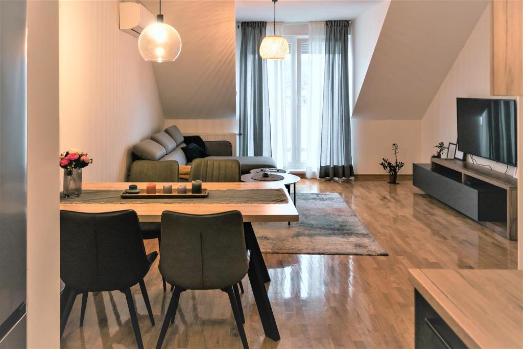 萨格勒布Špansko view -Comfy apartment的客厅配有桌子和沙发