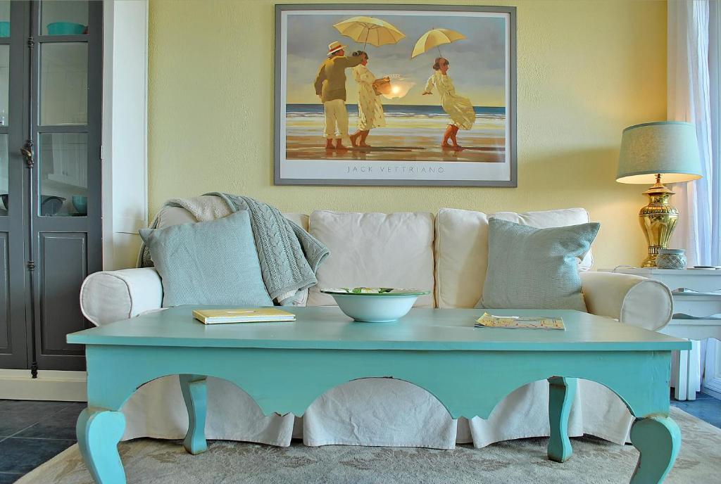 棕榈岛304A Sea Cabin的客厅配有蓝色咖啡桌和沙发
