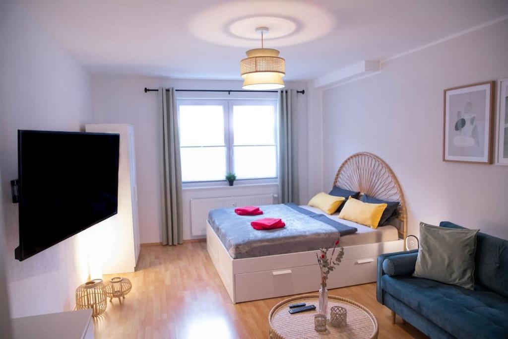埃森Stilvolles Appartement zwischen Messe und HBF的客厅配有床和平面电视