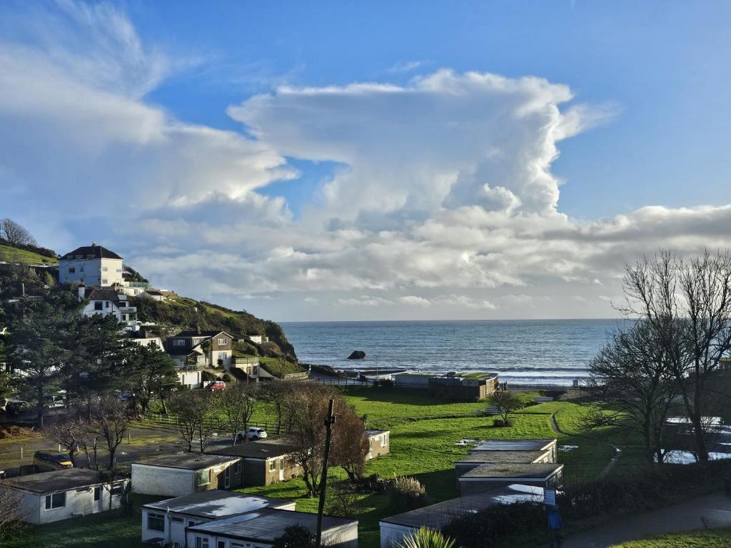 西卢港Pet Friendly Sea view Villa Millendreath Looe的小屋所在的山丘享有海景。