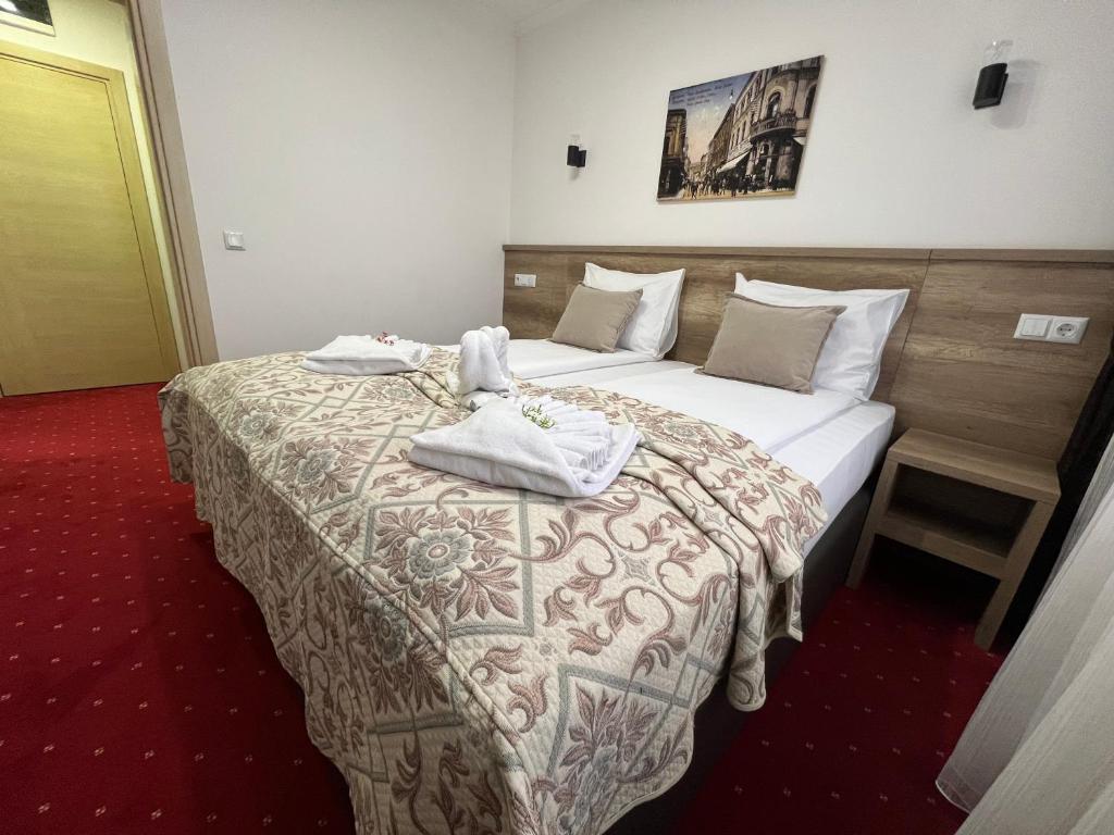 萨拉热窝Hotel Nacional Free Parking的酒店客房,配有两张带毛巾的床