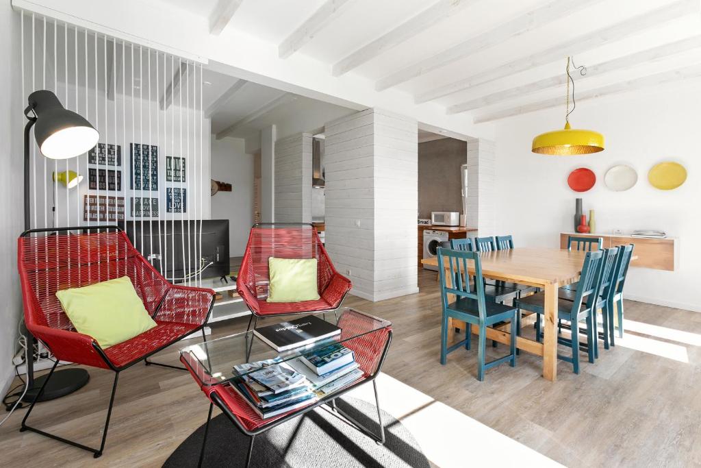 福斯·杜·阿勒奥Silver Coast - Casa da Lagoa的客厅设有餐桌和椅子