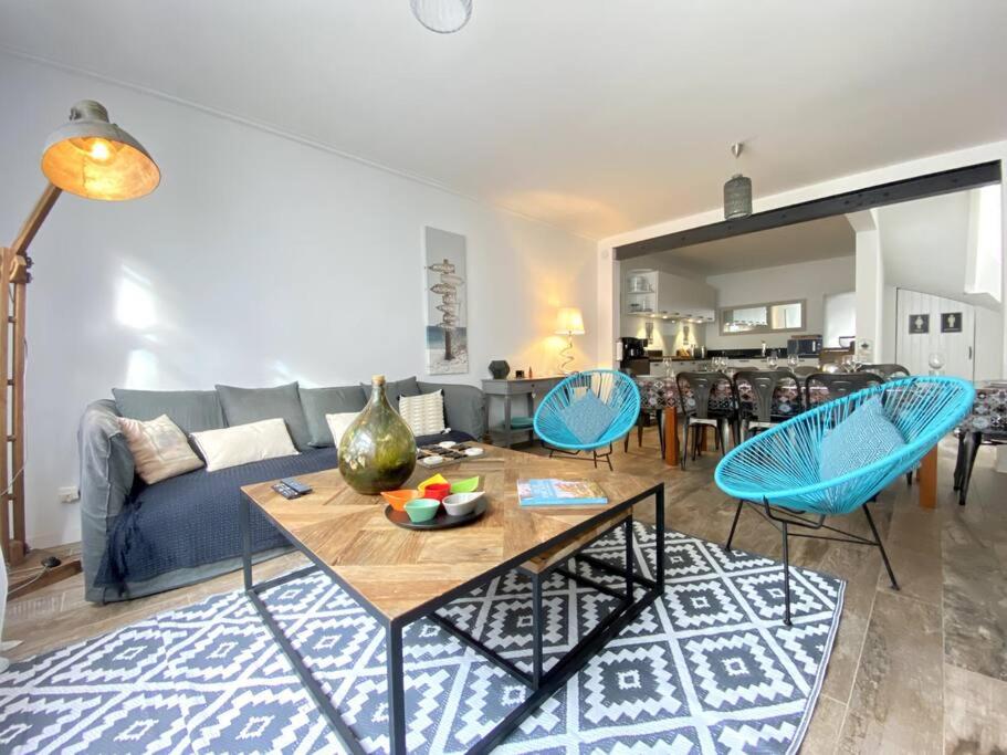 阿卡雄Villa familiale à Arcachon plage的客厅配有沙发和桌椅