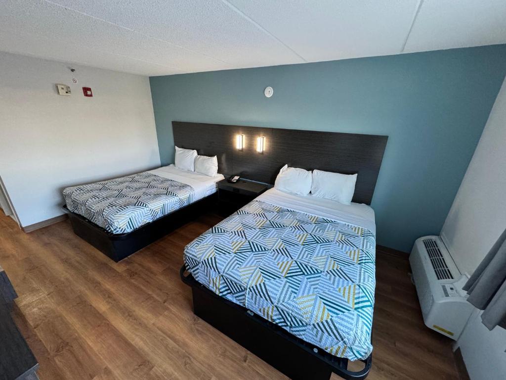 东叙拉古Motel 6 East Syracuse, NY - Airport的一间酒店客房,房间内设有两张床