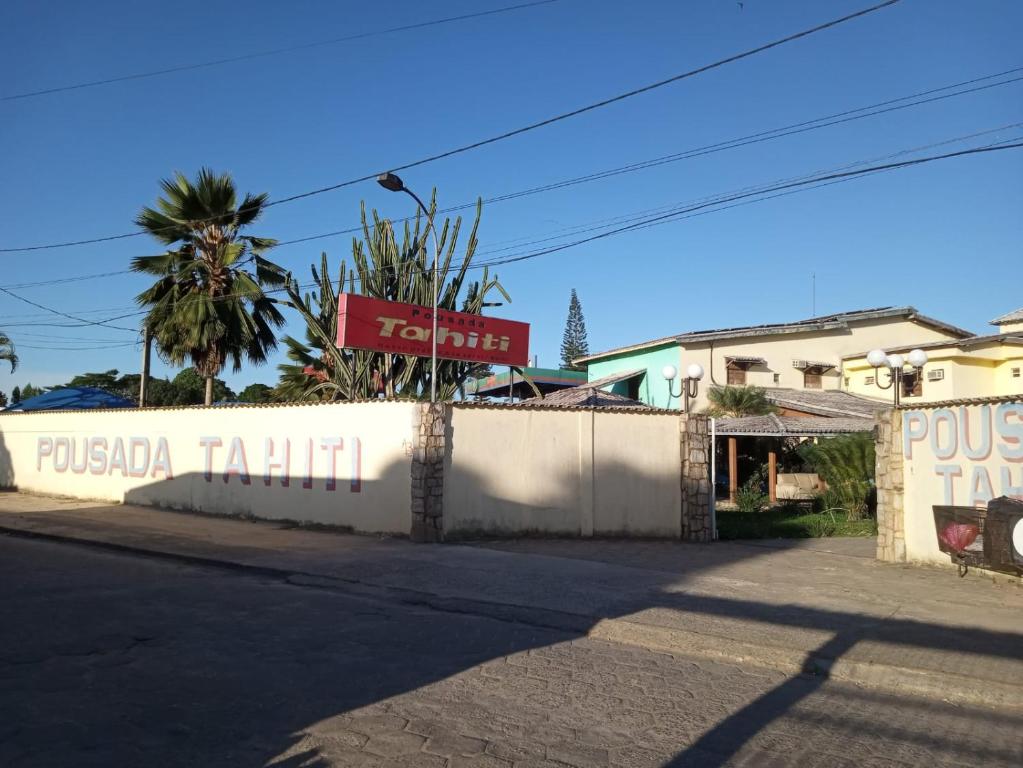Pasto da MataPOUSADA TAHITI的街道边有标志的白色围栏
